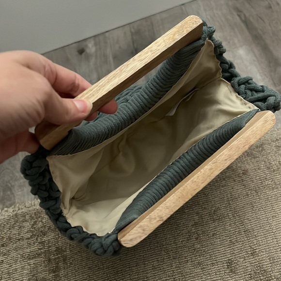 Crochet style bag w/ wood handles - Picture 3 of 5